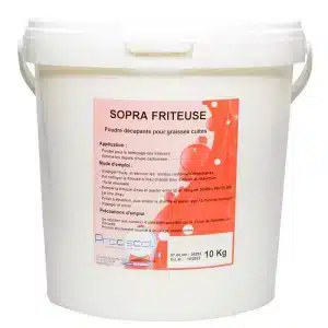 Un seau en plastique blanc étiqueté "SOPRA FRITEUSE : Détergent poudre ultra concentré pour le nettoyage des friteuses" contient 10 kg de poudre de nettoyage pour éliminer la graisse cuite, avec des instructions et un marquage sur le devant.