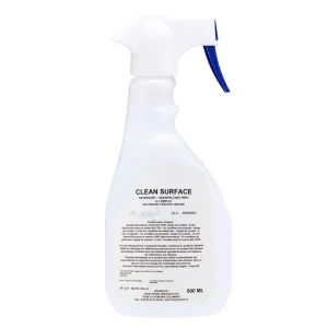 Un flacon pulvérisateur blanc de 500 ml étiqueté "CLEAN SURFACE : Spray désinfectant Bactéricide, Fongicide, Virucide EN 14476 prêt à l'emploi" avec une buse à gâchette bleue et blanche.
