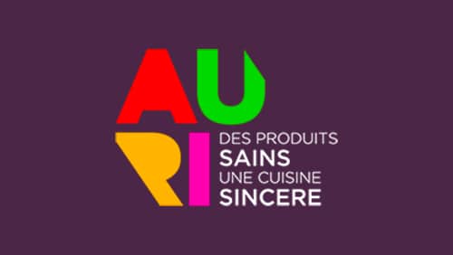 Logo avec les lettres en gras "AURI" en rouge, vert, jaune et rose, et le texte en français : "Des produits sains, une cuisine sincère" sur fond violet foncé.