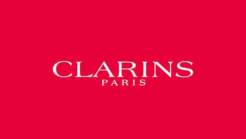 Logo de Clarins Paris en texte blanc sur fond rouge uni.
