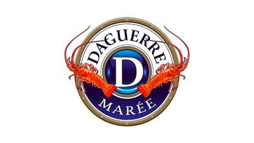 Un logo rond Daguerre Marée avec un "D" bleu au centre, flanqué de deux homards rouges de chaque côté.