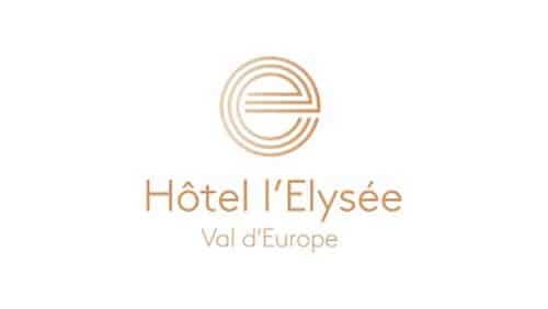 Logo de l'Hôtel l'Elysée Val d'Europe représentant la lettre "e" stylisée à l'intérieur d'un cercle, avec le nom de l'hôtel et sa localisation en texte doré sur fond blanc.