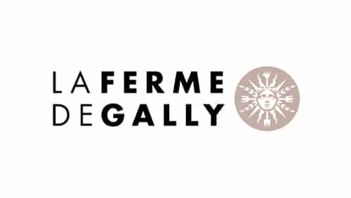 Logo de La Ferme de Gally avec un texte noir en gras et un emblème circulaire représentant un visage solaire stylisé sur la droite.
