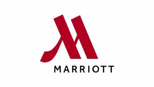 Logo "M" stylisé en rouge au-dessus du mot "MARRIOTT" en lettres capitales noires sur fond blanc.