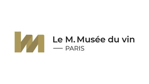 Logo pour Le M. Musée du vin à Paris, comportant un symbole "M" stylisé en or et le nom du musée en texte noir à droite.