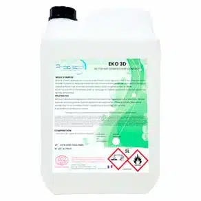Un récipient en plastique blanc de 5 litres étiqueté "EKO 3 D : Ecodétergent certifié ECOCERT" avec les symboles d'inflammabilité et de danger pour la santé, pour la désinfection de surface - bactéricide, fongicide, virucide (EN 14476 & EN13697).