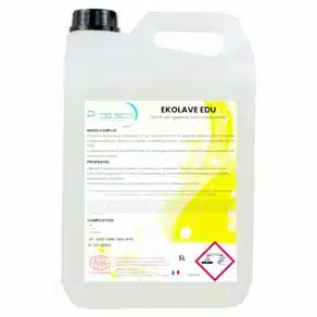 Un récipient en plastique translucide de 5 litres avec un bouchon noir, étiqueté "EKOLAVE EDU : Ecodétergent certifié ECOCERT pour le lavage de la vaisselle", comporte du texte, des symboles de sécurité et un pictogramme d'avertissement de danger.