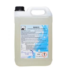 Un conteneur en plastique de 5 kg de lotion bactéricide pour les mains "Mains B" avec une poignée et des étiquettes d'avertissement sur le devant.