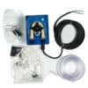 Doseur péristatique de lavage 220 V avec unité bleue, câble électrique, tube transparent et accessoires d'installation en sachets plastiques.