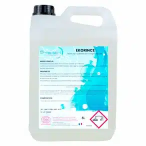 Un récipient en plastique de 5 litres d'EKORINCE Ecodétergent certifié ECOCERT pour rinçage/séchage de la vaisselle, muni d'un bouchon noir et d'un symbole de danger sur l'étiquette.
