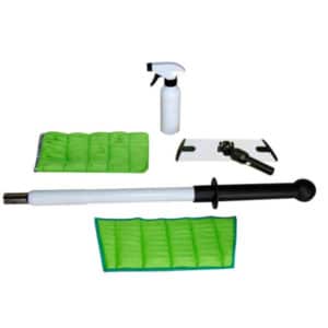 Le "Kit vitres" comprend un support de 25 cm, un manche télescopique de 60 à 101 cm, une bande de fenêtre, un gant de fenêtre et un pulvérisateur, le tout présenté sur un fond blanc.