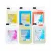 Six jerrycans en plastique contenant des produits chimiques de nettoyage Pack ouverture, chacun portant une étiquette distincte et un code couleur, sont présentés sur deux rangées.