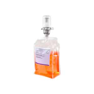 Un sachet en plastique scellé étiqueté "Cartouche savon mains bactéricide mousse - Doses : de 2 600 à 4 000", rempli d'un liquide orange et muni d'un bouchon distributeur gris, est présenté sur un fond blanc.