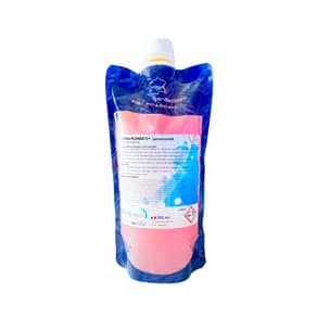 Un sachet de recharge bleu et rose de SOPRA PLONGE C+, détergent surconcentré pour le lavage de la vaisselle à la main, avec le texte de l'étiquette et les symboles de danger, se tient debout sur un fond blanc.