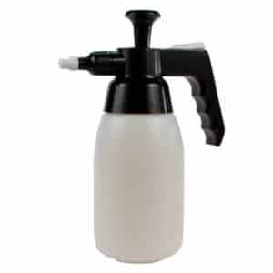 Le Pulvérisateur 1L à pression spéciale produits fours est un flacon pulvérisateur en plastique blanc avec une poignée de pompe et une buse noires, conçu pour pulvériser les produits de nettoyage des fours.