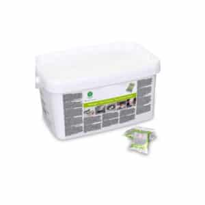 Un bac en plastique blanc étiqueté "Tablettes de lavage Active green - 150 tablettes" avec deux paquets de comprimés de détergent emballés individuellement à l'avant.