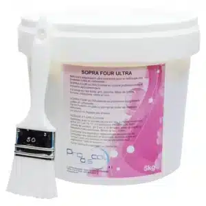 Un pot blanc de 5 kg étiqueté "SOPRA FOUR ULTRA : Détergent en pâte ULTRA concentré pour le nettoyage des graisses carbonisées", avec un motif rose et bleu, est posé à côté d'un pinceau à manche blanc.