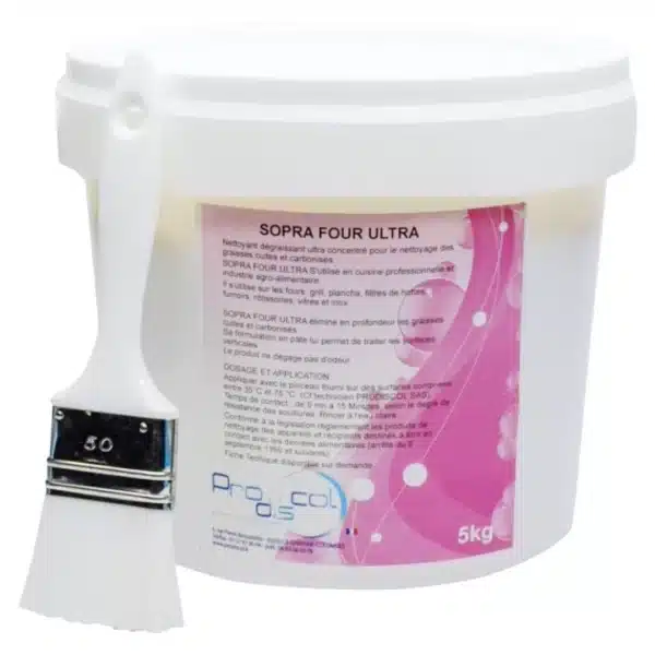 Un pot blanc de 5 kg étiqueté "SOPRA FOUR ULTRA : Détergent en pâte ULTRA concentré pour le nettoyage des graisses carbonisées", avec un motif rose et bleu, est posé à côté d'un pinceau à manche blanc.