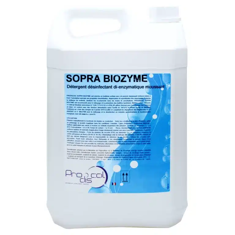 Un grand récipient blanc étiqueté "SOPRA BIOZYME : Détergent désinfectant écologique di-enzymatique ultra concentré" est muni d'une étiquette bleue avec les détails et la marque du produit.