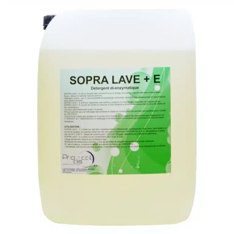 Un grand récipient en plastique étiqueté "SOPRA LAVE + E : Détergent di-enzymatique, écologique 100% Sécuritaire, pour le lavage automatique de la vaisselle", avec une étiquette verte et blanche indiquant des informations sur le produit et son utilisation.