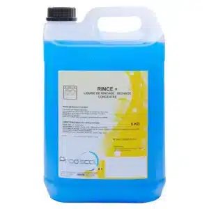 Un bidon de 5 kg de RINCE +, liquide de rinçage et de séchage concentré bleu, avec poignée et étiquette, pour lave-vaisselle.
