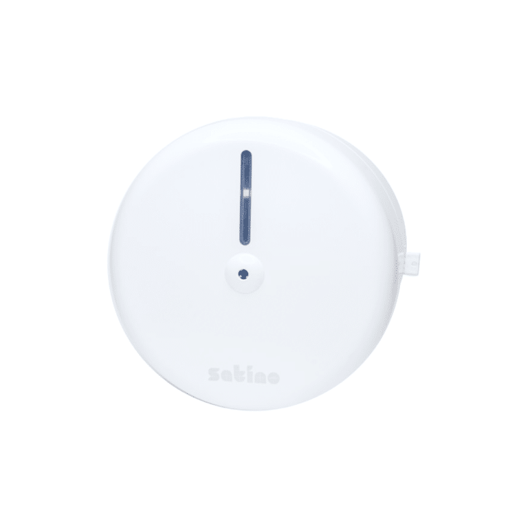 Le Distributeur de papier toilette à dévidage central WEPA est blanc, mural, de forme ronde, doté d'une fente verticale pour vérifier le niveau de papier et d'un trou central pour clé.