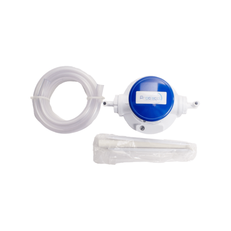 L'ECODOSE Bouton à bec souple est une pompe distributrice d'eau blanche et bleue, dotée d'un tuyau spiralé et de deux buses enveloppées de plastique, sur fond blanc.