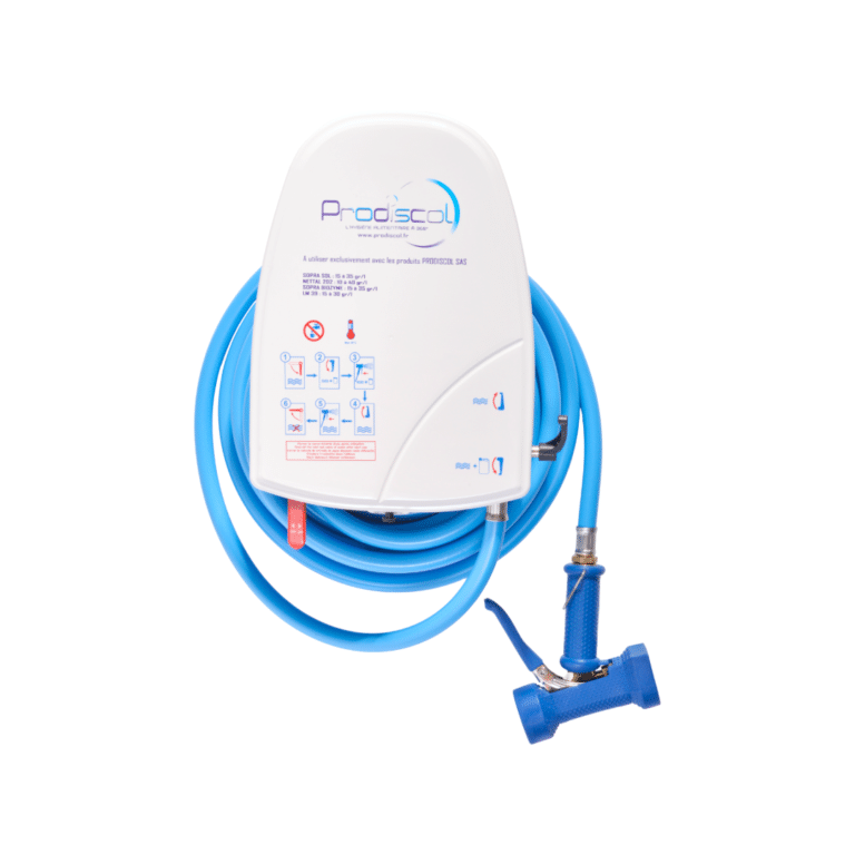 Une Centrale de nettoyage 1 produit Sérigraphiée PRODISCOL avec un tuyau de 15m, une poignée à vis et un sertissage en acier inoxydable est montée au mur et présentée isolée sur un fond blanc.