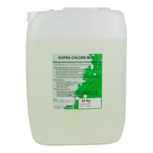 Un conteneur en plastique blanc de 23 kg étiqueté "SOPRA CHLORE M : Détergent désinfectant alcalin chloré auto-moussant", avec une étiquette verte et blanche.