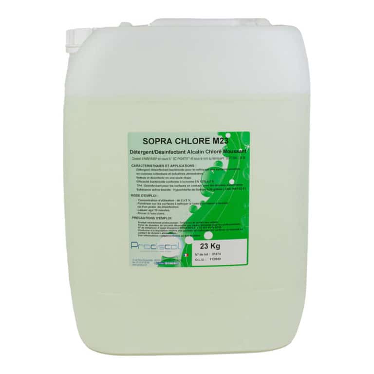 Un conteneur en plastique blanc de 23 kg étiqueté "SOPRA CHLORE M : Détergent désinfectant alcalin chloré auto-moussant", avec une étiquette verte et blanche.
