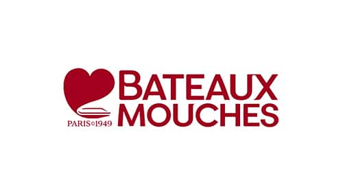 Logo des Bateaux Mouches représentant un cœur rouge, un bateau stylisé, les mots "Bateaux Mouches" et "Paris 1949" sur fond blanc.