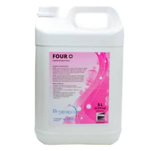 Un récipient en plastique blanc de 5 litres avec une poignée et une étiquette rose affichant des informations sur FOUR+ : Détergent concentré pour éliminer les graisses cuites et carbonisées, un liquide de nettoyage des sols.
