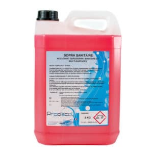 Un bidon de 5 kg de SOPRA SANITAIRE rouge, un nettoyant sanitaire concentré et parfumé, avec les symboles de danger et les instructions d'utilisation sur le devant.