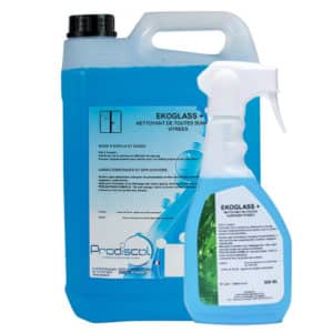 Deux contenants d'EKOGLASS +, un nettoyant pour surfaces vitrées à base d'alcool certifié pour le contact alimentaire, dans un grand pichet et un flacon pulvérisateur avec un liquide bleu, tous deux étiquetés en français.