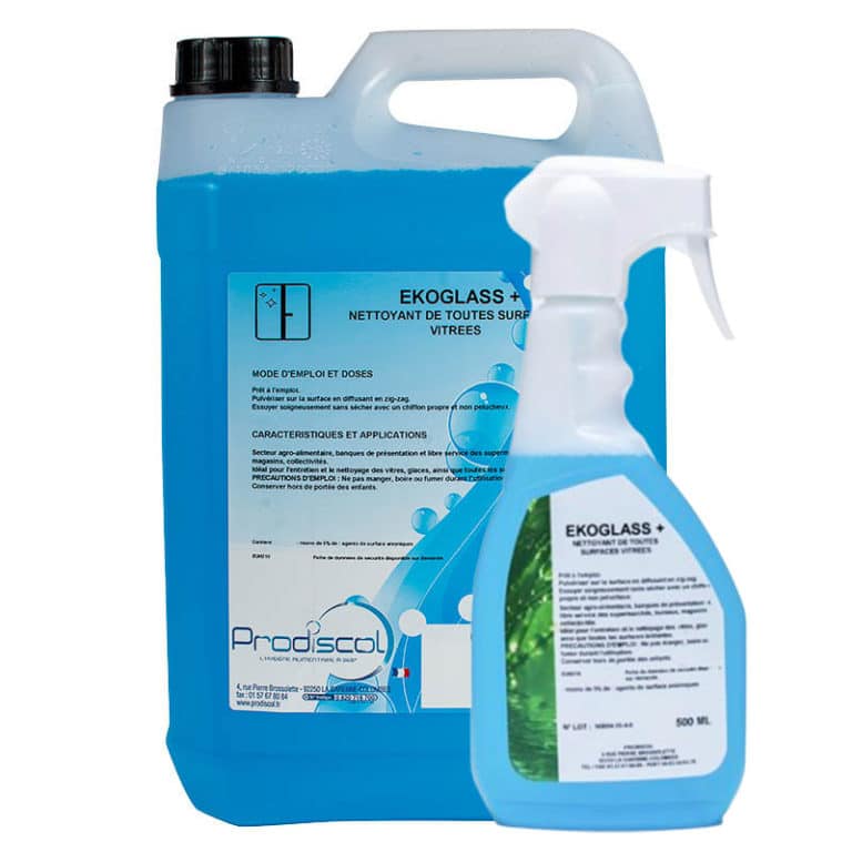 Deux contenants d'EKOGLASS +, un nettoyant pour surfaces vitrées à base d'alcool certifié pour le contact alimentaire, dans un grand pichet et un flacon pulvérisateur avec un liquide bleu, tous deux étiquetés en français.
