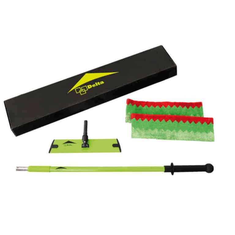 Le Kit sol support plat comprend une serpillière verte extensible avec un manche noir, une tête de serpillière verte, deux tampons de nettoyage rouge et vert, et est présenté dans une boîte noire portant l'inscription "Delta".