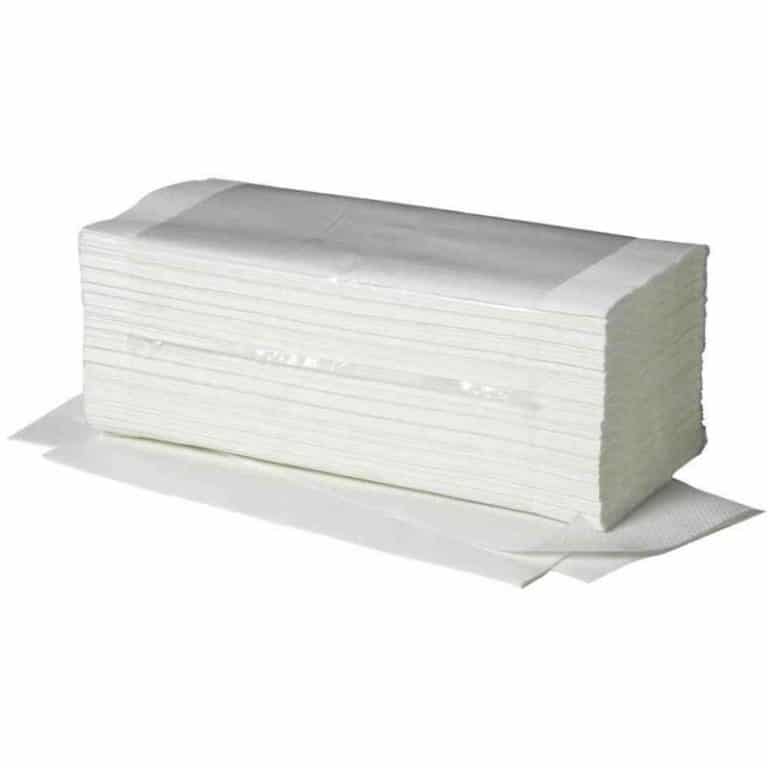 Une pile d'essuie-mains Papier rectangulaire 2 pl g/c pure ouate blanc Ecolabel pliés (25 x 23 cm) repose sur une surface blanche.
