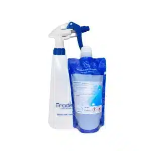 Un flacon pulvérisateur blanc avec un embout bleu se trouve à côté d'un sachet de recharge bleu, tous deux étiquetés "Prodis" EKOGLASS C +, un nettoyant pour vitres ultra-concentré à base d'alcool, certifié pour le contact alimentaire.