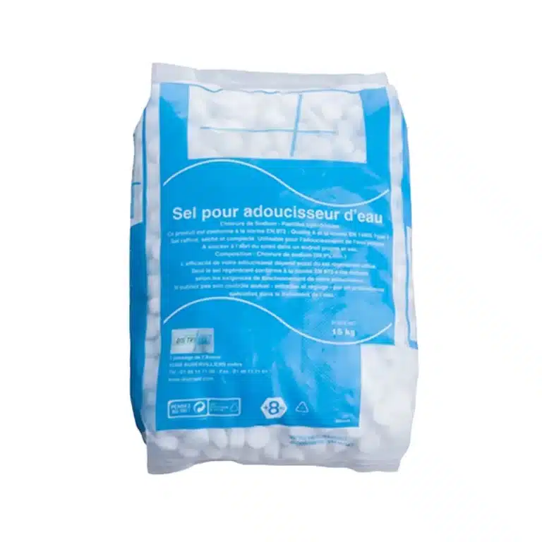 Un sac de 15 kg de Sel pastille ultra pur pour adoucisseur d'eau avec un emballage bleu et blanc et un texte en français sur le devant.