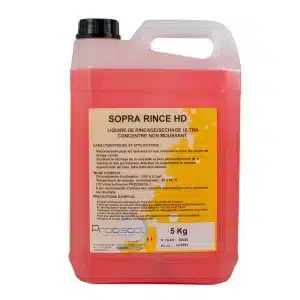 Un conteneur de 5 kg de SOPRA RINCE HD, un liquide de rinçage et de séchage hautement concentré et non moussant pour l'eau douce ou l'eau osmosée, avec un liquide rouge à l'intérieur et une étiquette à l'avant.