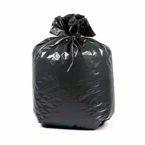 A Sac poubelle 130 L noir qualité extra en plastique, fermé en haut, est debout sur un fond blanc uni.