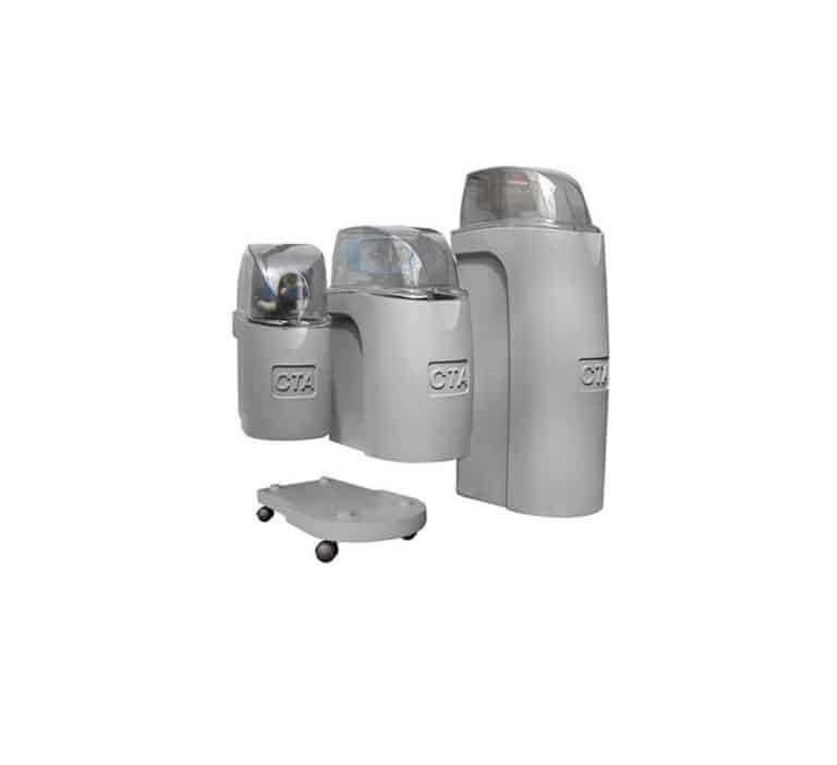 Un "Support mobile pour adoucisseur CTA - Rondéo" gris avec des roues est présenté sur un fond blanc, avec des couvercles transparents et la mention "CFA".