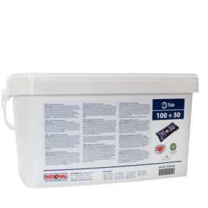 Un récipient rectangulaire blanc contenant des "Tablettes de rinçage Care control des fours Self cooking et Rational care+", étiqueté "Tab 100 + 50", avec des instructions d'utilisation et la marque Rational sur le devant.