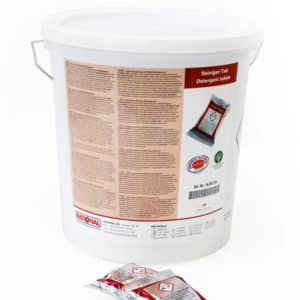 Seau en plastique blanc avec poignée étiqueté "Tablettes de lavage cleanjet pour four Frima et Rational", contenant des tablettes de détergent ; deux tablettes emballées individuellement sont placées devant.