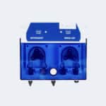 Distributeur bleu à deux compartiments, étiqueté "Detergent" et "Rinse Aid", conçu pour les produits d'hygiène alimentaire et de désinfection, doté de deux pompes et de vis visibles à la base.
