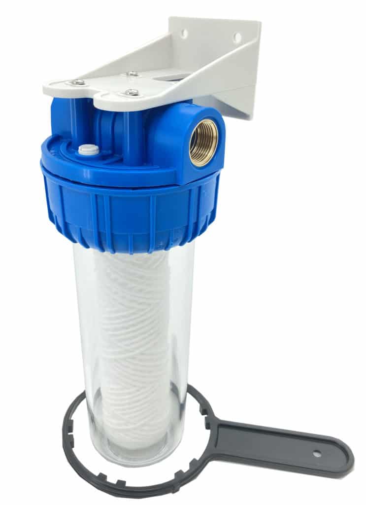 Un boîtier de filtre à eau bleu et transparent conçu pour le traitement de l'eau, comportant un support blanc, une entrée filetée et une clé en plastique noire placée en dessous.