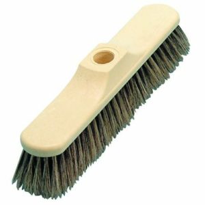 Le Balai soie est une tête de balai rectangulaire dotée de poils denses et d'un trou central pour la fixation du manche.