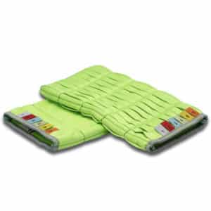 Une paire de sangles de cheville ou de poignet lestées de couleur vert vif avec des sections numérotées de 1 à 8 sur une extrémité de chaque sangle, idéales pour une utilisation pendant les séances d'entraînement près des surfaces vitrées.