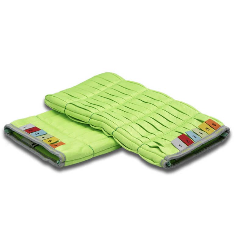 Une paire de sangles de cheville ou de poignet lestées de couleur vert vif avec des sections numérotées de 1 à 8 sur une extrémité de chaque sangle, idéales pour une utilisation pendant les séances d'entraînement près des surfaces vitrées.