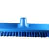 Le Frottoir fibre dure est une brosse à récurer bleue avec des poils rigides et une fente pour fixer le manche, présentée sur un fond blanc.